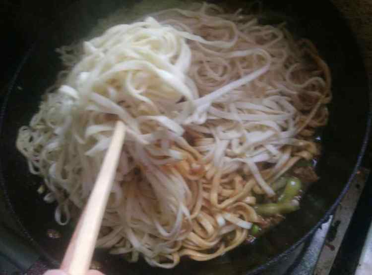肉末毛豆焖面步骤12
