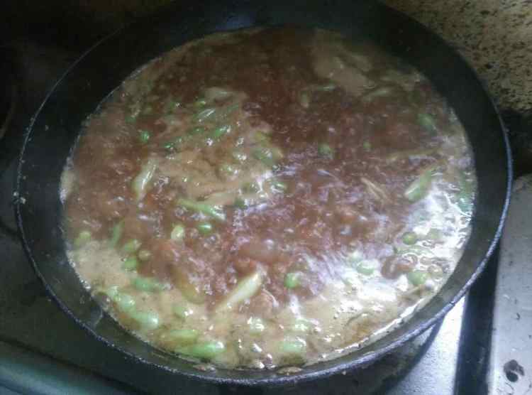 肉末毛豆焖面步骤8