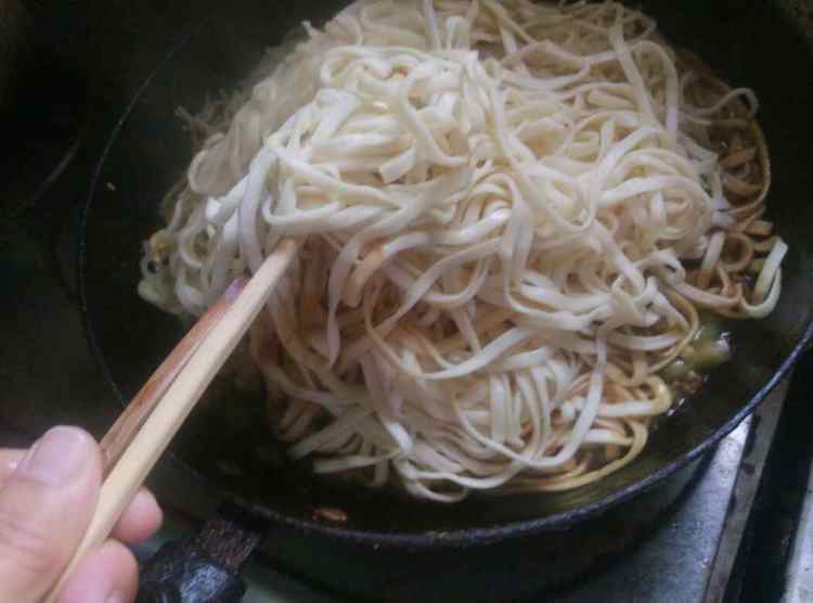 肉末毛豆焖面步骤11