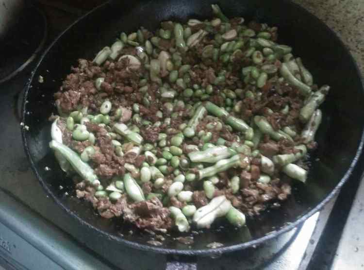 肉末毛豆焖面步骤6