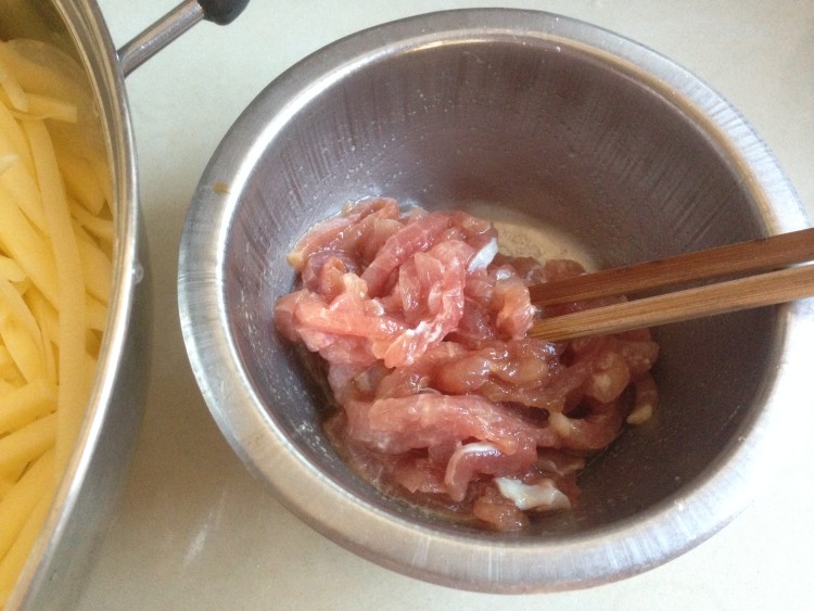 肉丝炒土豆丝步骤2