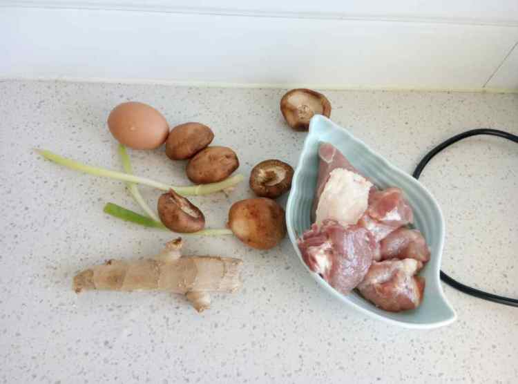 猪肉香菇炸丸子步骤1