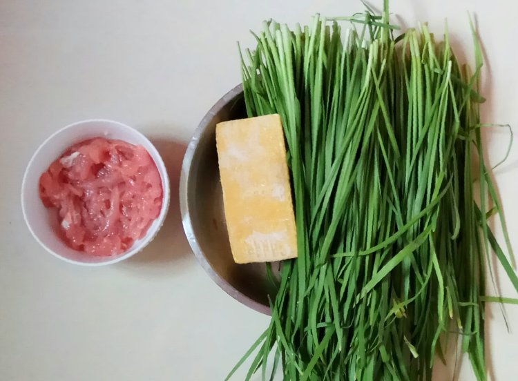 韭菜肉丝炒豆干步骤1