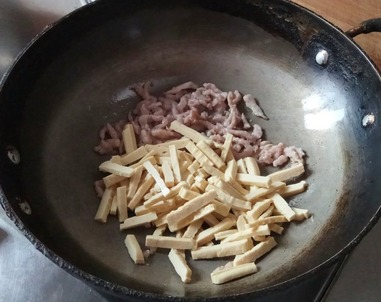 韭菜肉丝炒豆干步骤5