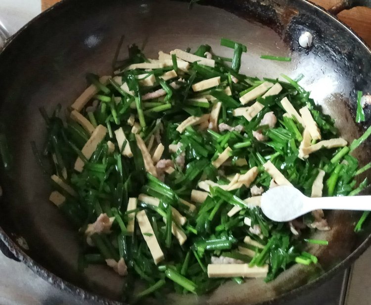 韭菜肉丝炒豆干步骤7