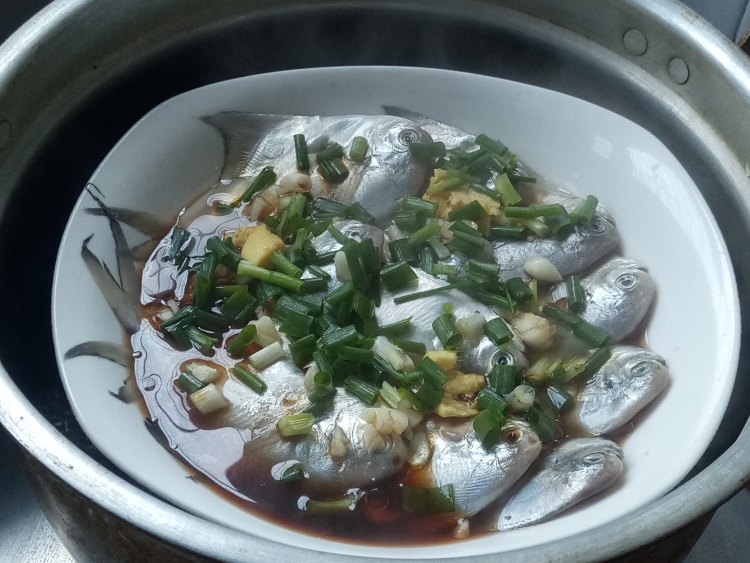 酱油蒸鲳鱼步骤4