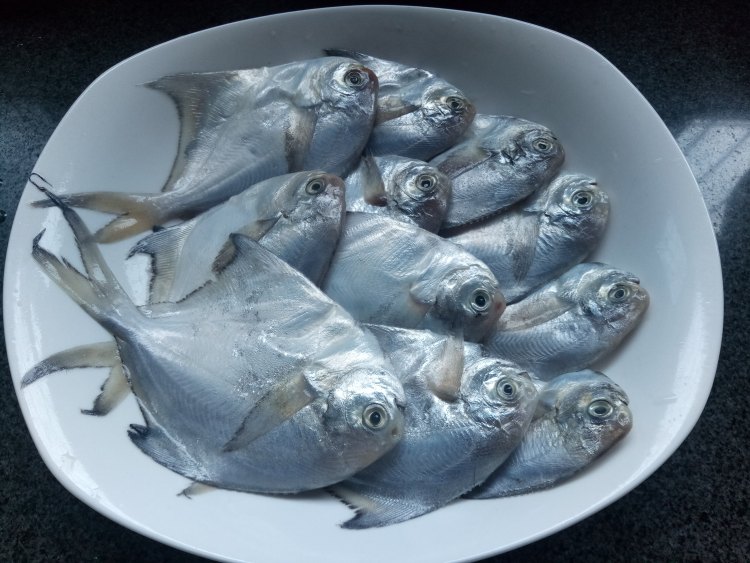 酱油蒸鲳鱼步骤2