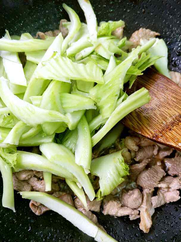 芥菜根炒肉步骤4