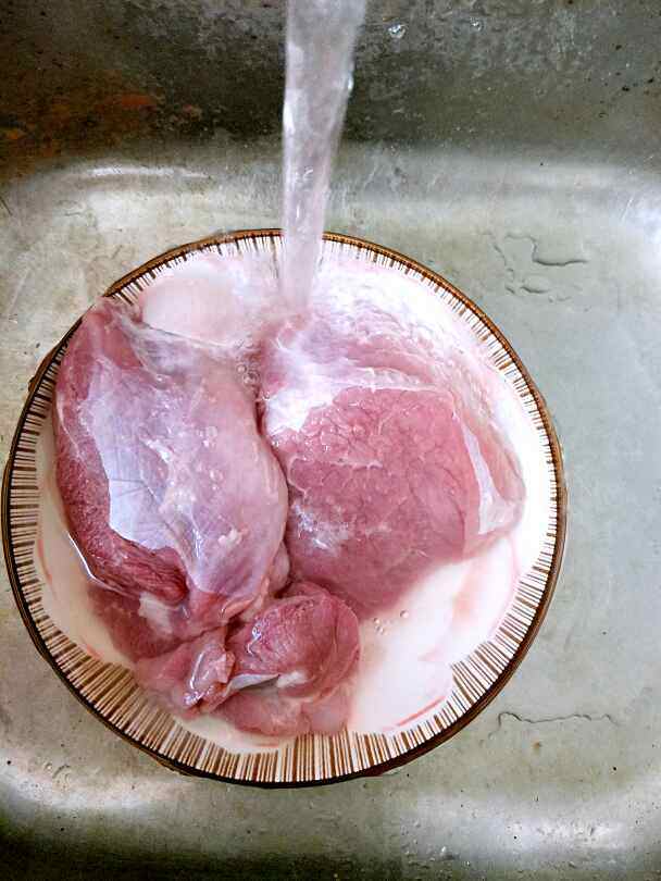 韭菜黄炒猪肉步骤1