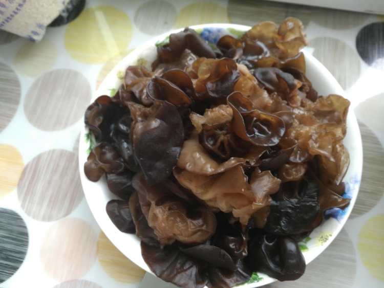 木耳炒西葫芦步骤1