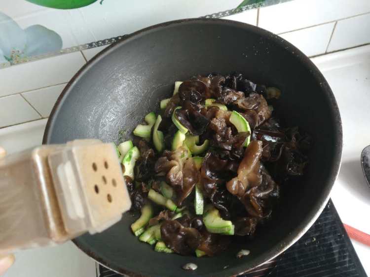 木耳炒西葫芦步骤7