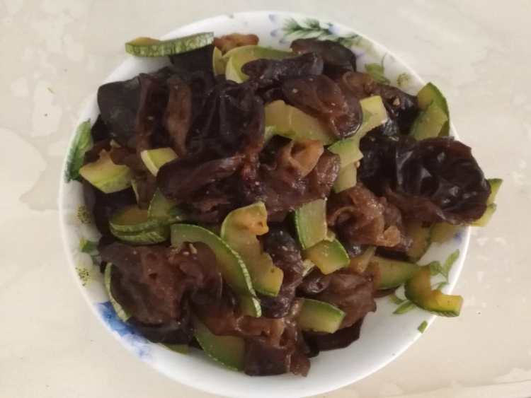 木耳炒西葫芦步骤10