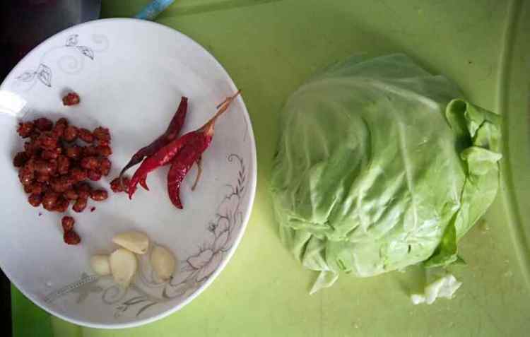 豆豉酸辣包菜步骤1