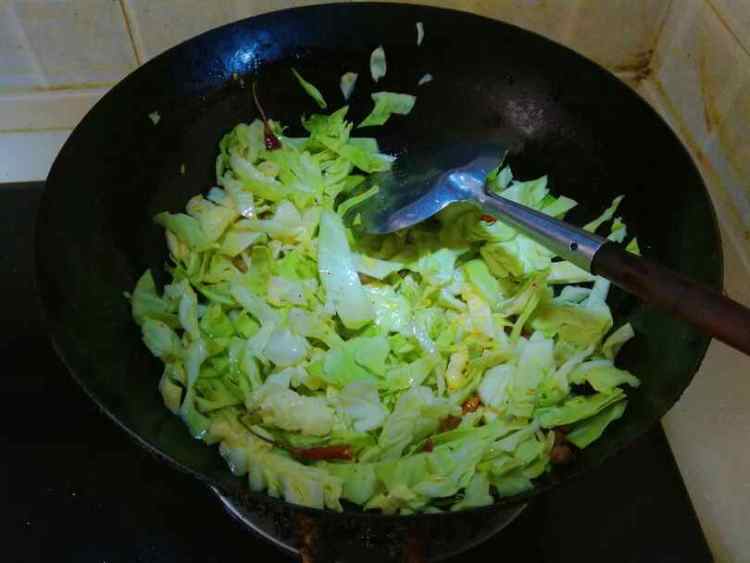 豆豉酸辣包菜步骤5