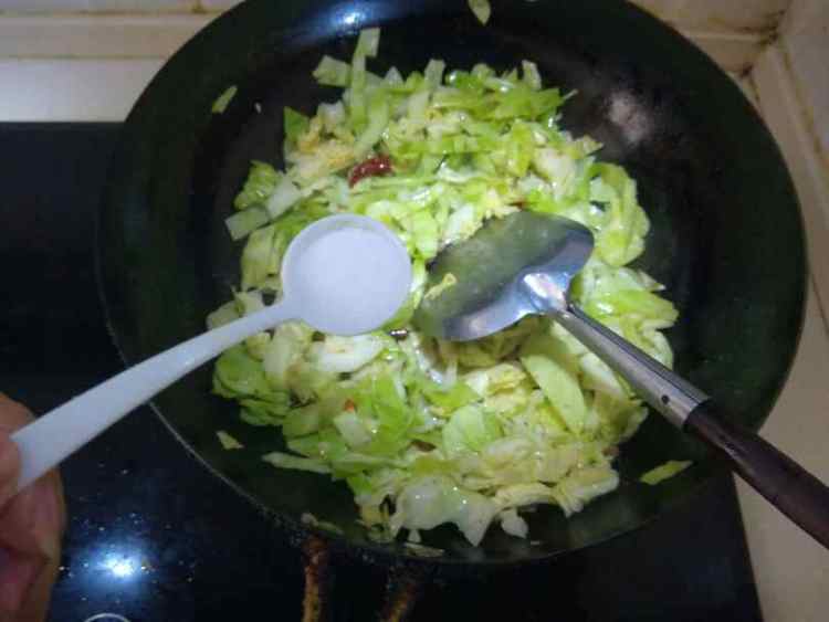 豆豉酸辣包菜步骤6