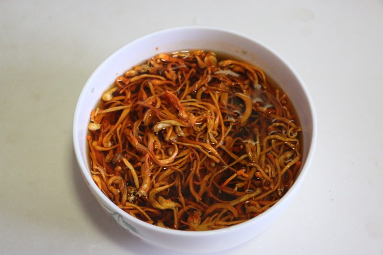 虫草花拌粉丝步骤1