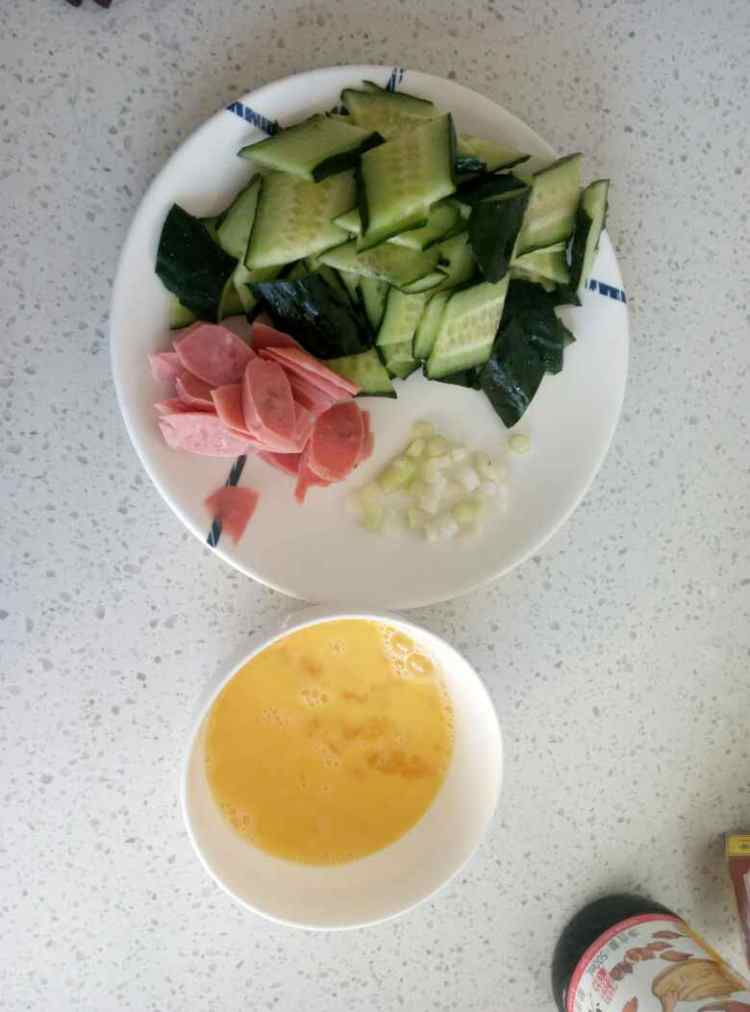 黄瓜火腿肠炒鸡蛋步骤2
