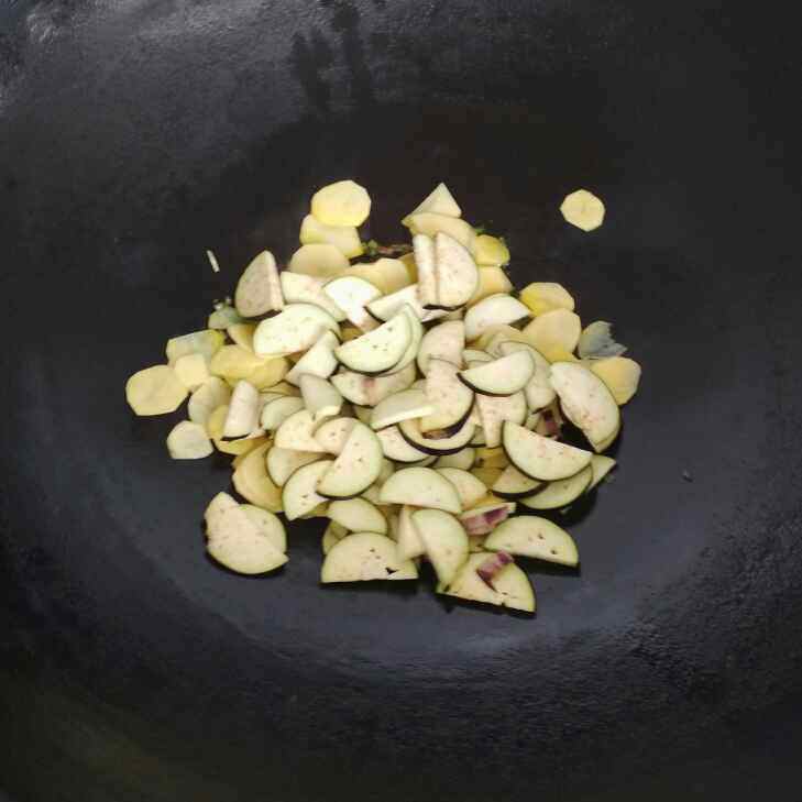 西红柿茄子炒土豆片步骤6