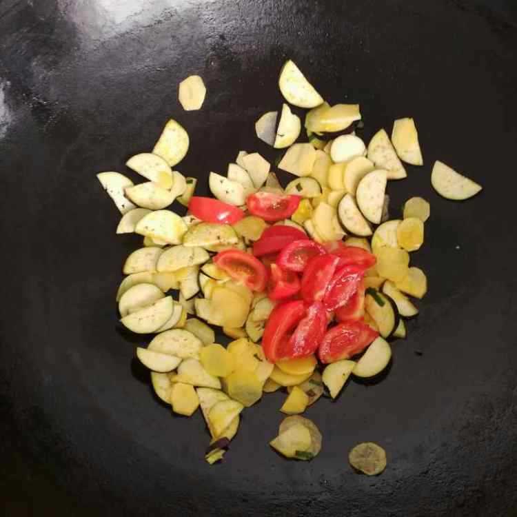 西红柿茄子炒土豆片步骤7