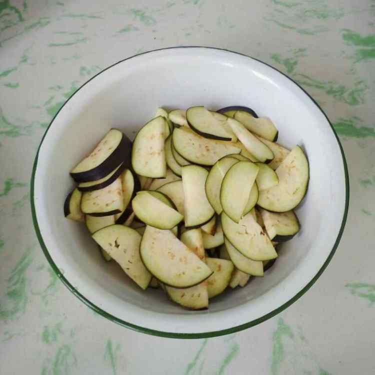 西红柿茄子炒土豆片步骤1