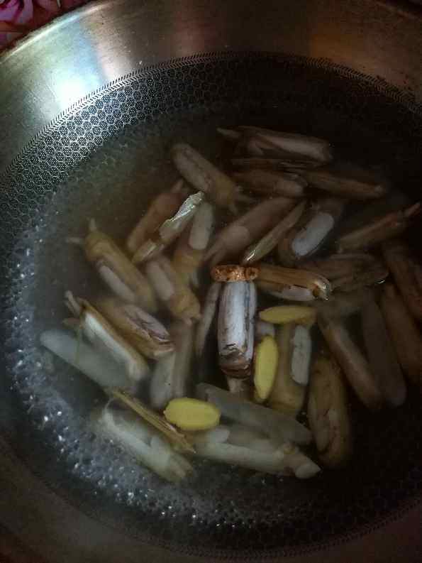 鸡蛋蛏子烩丝瓜步骤2