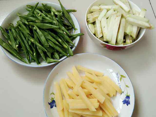 土豆茄子炖豆角步骤1