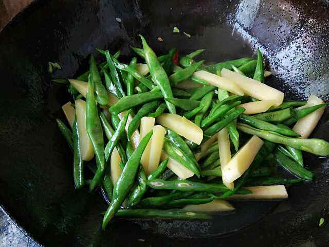 土豆茄子炖豆角步骤7