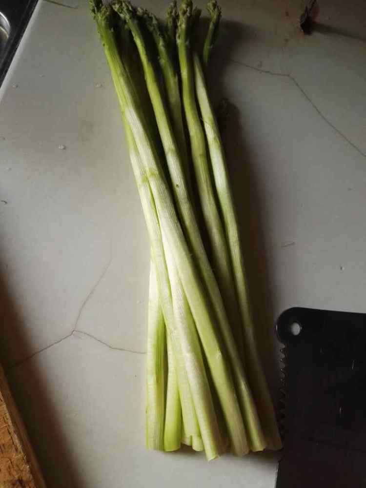 白灼芦笋步骤1
