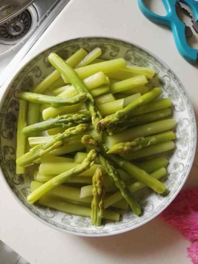 白灼芦笋步骤5