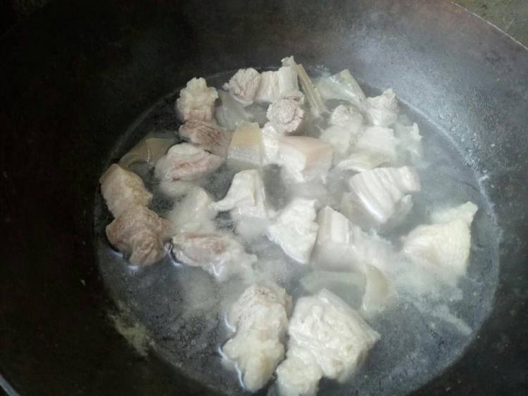 五花肉炖土豆步骤1