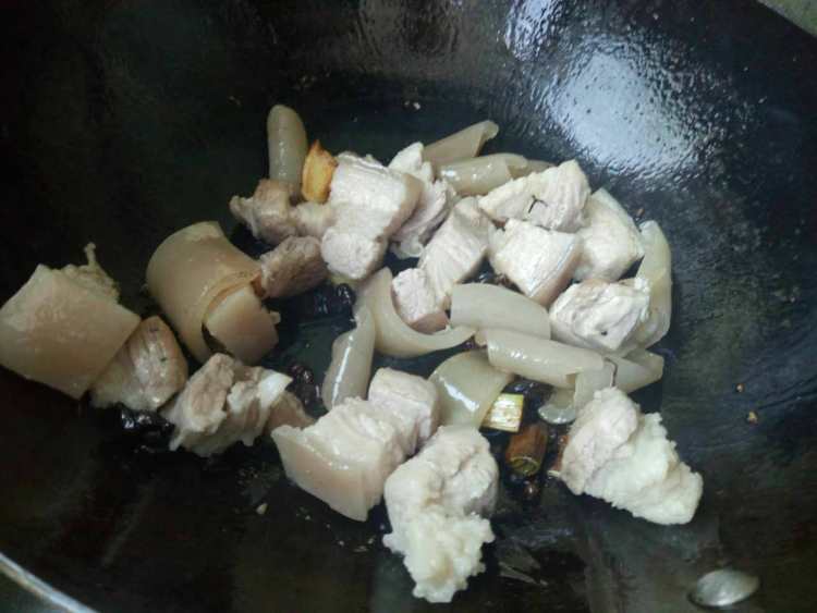 五花肉炖土豆步骤4