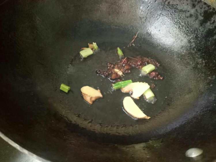 五花肉炖土豆步骤3