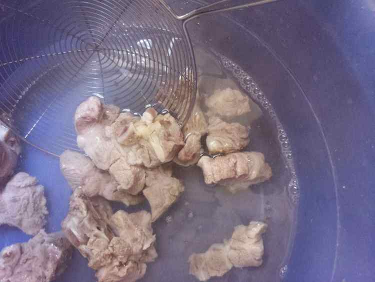 排骨玉米海带萝卜汤步骤2