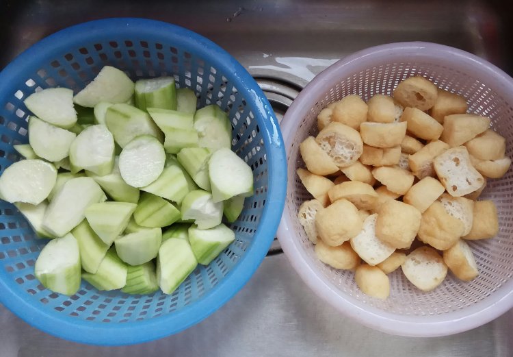 丝瓜烧毛豆油豆腐步骤2