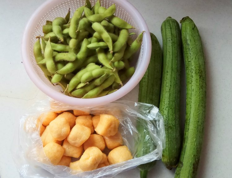 丝瓜烧毛豆油豆腐步骤1