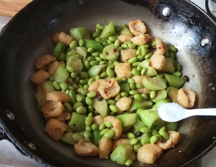 丝瓜烧毛豆油豆腐步骤6