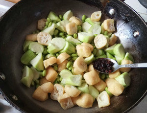 丝瓜烧毛豆油豆腐步骤5