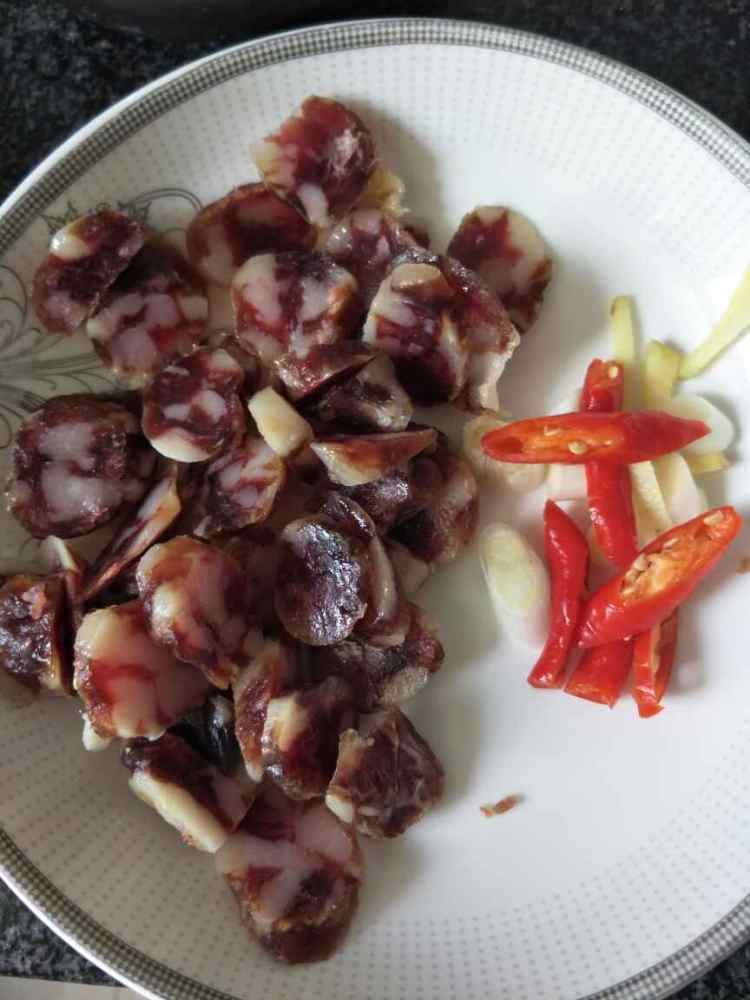 青椒洋葱炒香肠步骤1