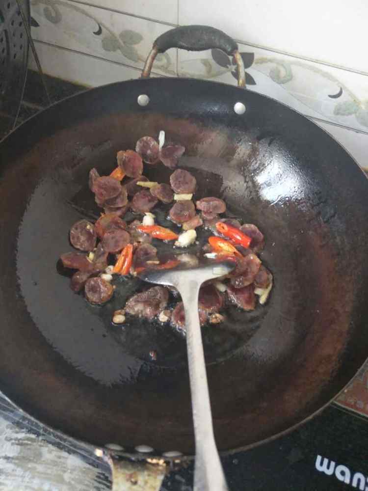 青椒洋葱炒香肠步骤3