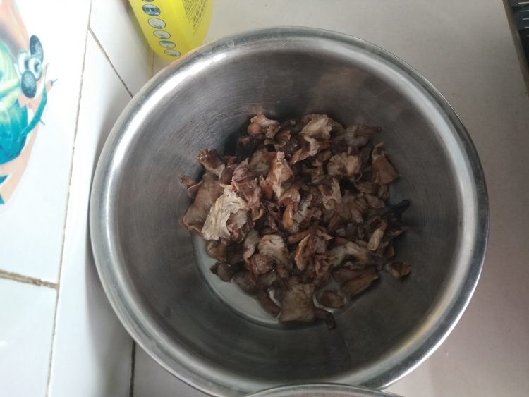 小白菜榛蘑粉丝汤步骤2