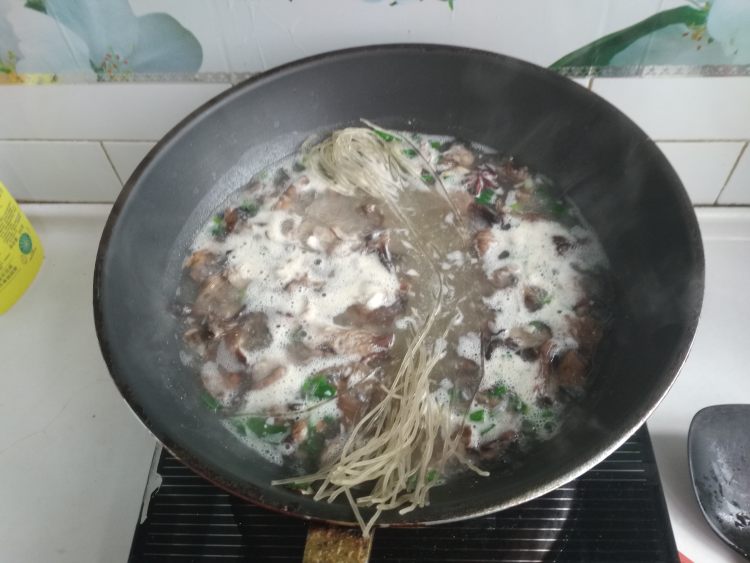 小白菜榛蘑粉丝汤步骤8
