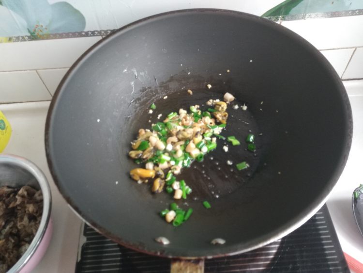 小白菜榛蘑粉丝汤步骤5