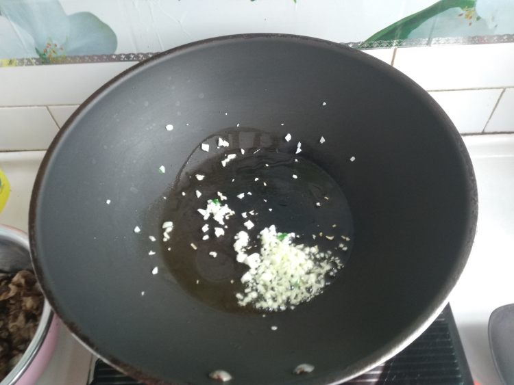 小白菜榛蘑粉丝汤步骤3