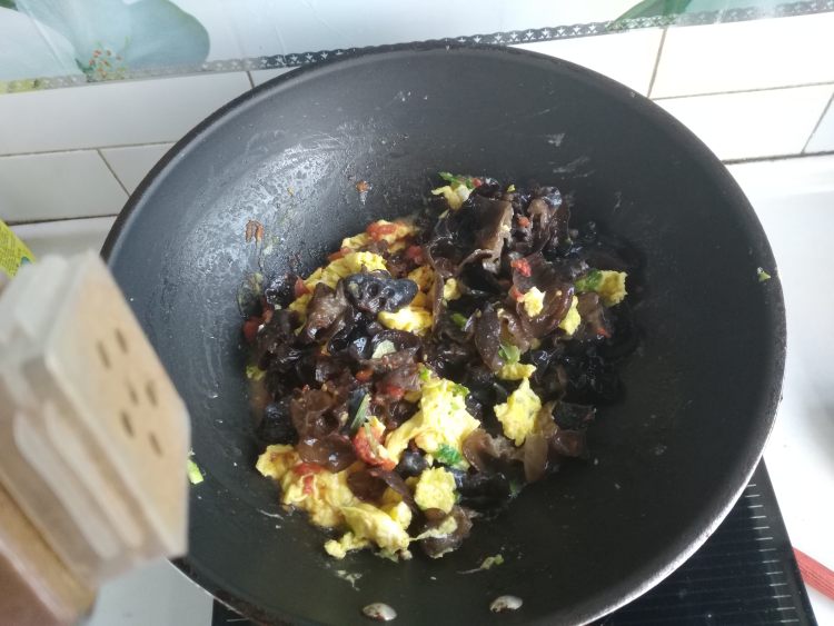 木耳番茄炒鸡蛋步骤8