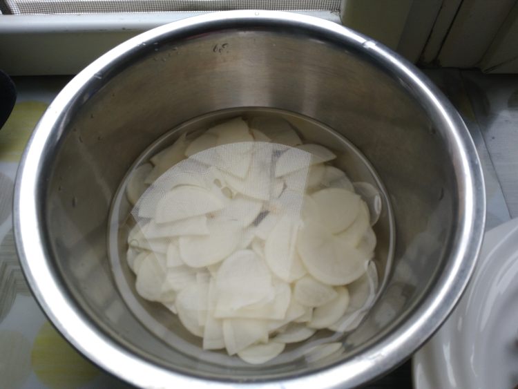 土豆榛蘑炒辣椒步骤1