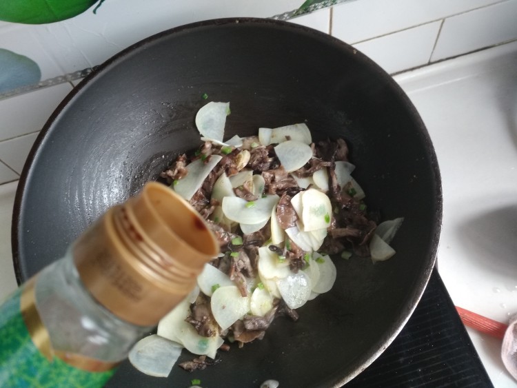 土豆榛蘑炒辣椒步骤11