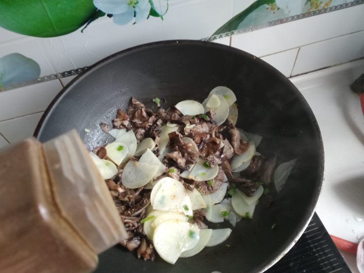 土豆榛蘑炒辣椒步骤10