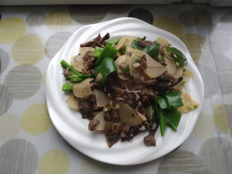 土豆榛蘑炒辣椒步骤15