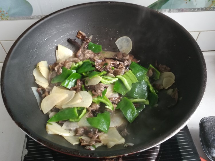 土豆榛蘑炒辣椒步骤12