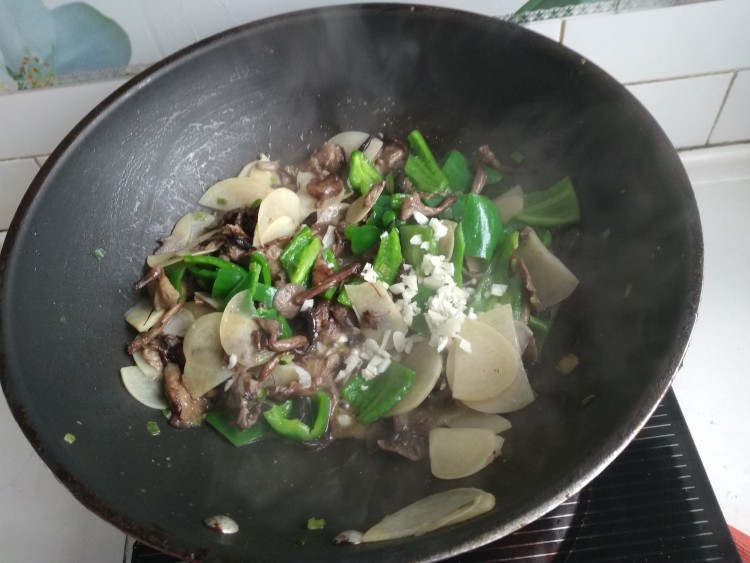 土豆榛蘑炒辣椒步骤14